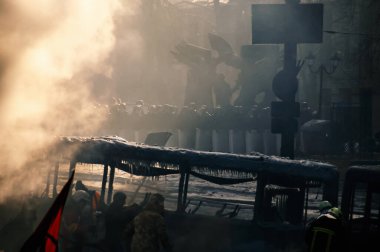 Kyiv 'deki protestolar sırasında yanmış otobüs.