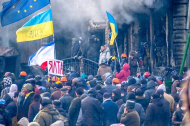 Kyiv, Ukrayna - 23 Ocak 2014: Ukrayna bayrağı taşıyan protestocular Kyiv sokaklarında özgürlük için savaşıyor.