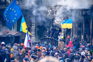 Kyiv, Ukrayna - 23 Ocak 2014: Ukrayna bayrağı taşıyan protestocular Kyiv sokaklarında özgürlük için savaşıyor.