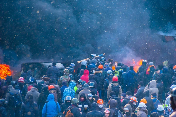 우크라이나 키예프 2014 키예프의 불타고 거리에서 대원들 — 스톡 사진