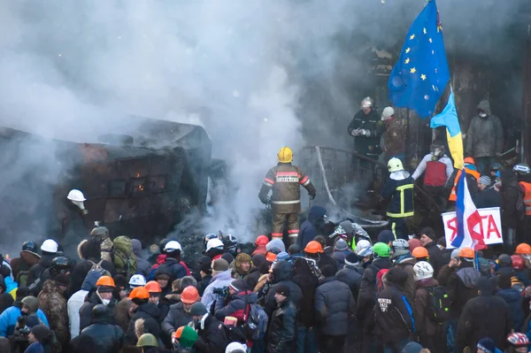 Kiev Ucrania Enero 2014 Manifestantes Las Calles Ardientes Humeantes Kiev —  Fotos de Stock