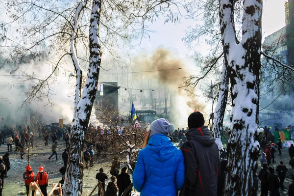 Kiev Oekraïne Januari 2014 Een Koppel Kijkt Naar Protesten Kiev — Stockfoto