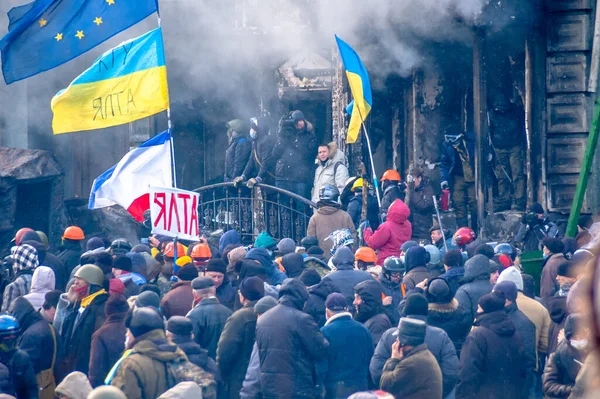 Kijów Ukraina Stycznia 2014 Protestujący Flagą Ukrainy Ulicach Kijowa Walczą — Zdjęcie stockowe