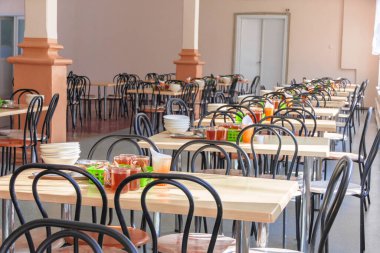 Yemek masaları yemek odasında.