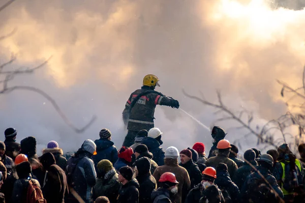 Kiev Ucrania Enero 2014 Bombero Apaga Incendio Durante Las Protestas —  Fotos de Stock