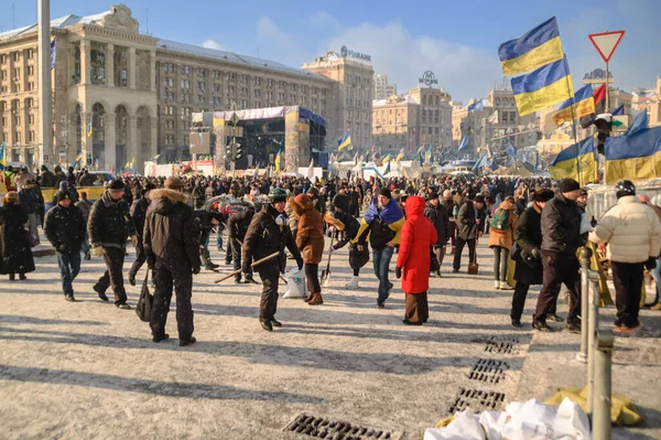 Kiev Ucrania Enero 2014 Las Personas Con Palas Limpian Calle — Foto de Stock