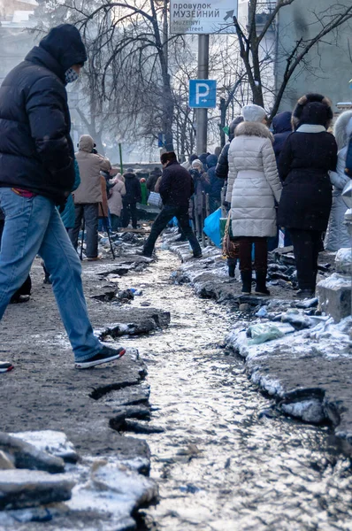 Киев Украина Января 2014 Киев Время Антиправительственных Протестов Люди Пересекают — стоковое фото