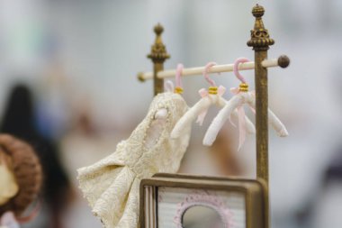 Küçük bebek elbise askısı. Elbise askıları.