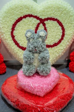 Gül goncalarından yapılmış kırmızı kalp ve ayı