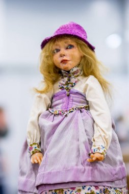 KIEV, Ukrayna - 06 Eylül 2020: bebek gerçek bir bebeğe benziyor. Kırmızı şapkalı çilli kız.