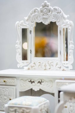 Aynalı beyaz kozmetik masası. Kadın mobilyası köşesi..