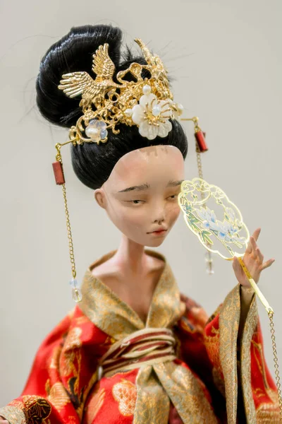 Kiev Ukraine September 2020 Doll Looks Real One 穿着红色和服和扇子的中国女孩 — 图库照片