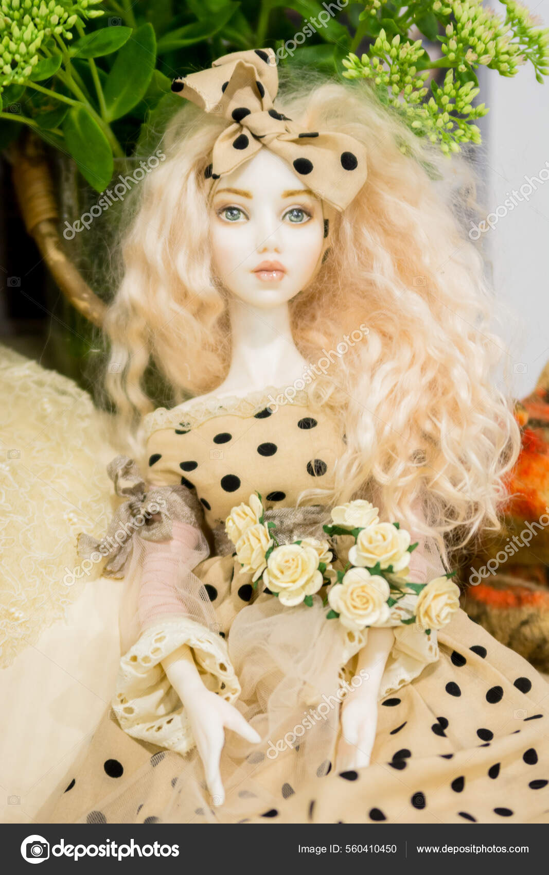 Kiev Ukraine September 2020 Doll Looks Real One Girl Brown — Foto