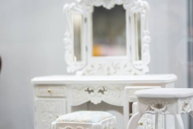Aynalı beyaz kozmetik masası. Kadın mobilyası köşesi..