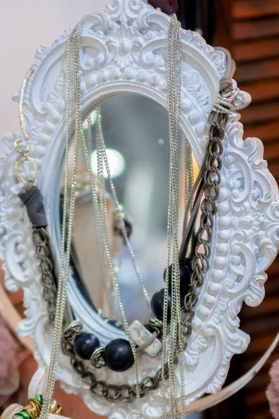 Λευκό Στρογγυλό Καθρέφτη Κρεμαστά Κοσμήματα — Φωτογραφία Αρχείου