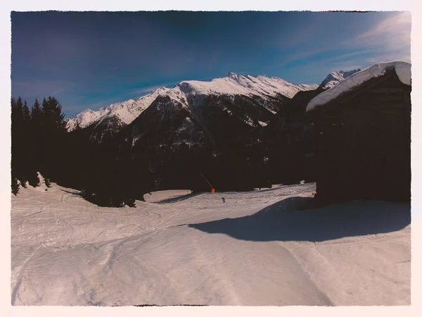 冬季滑雪场在雪地里的山脉滑雪升降 是的A 后处理 — 图库照片