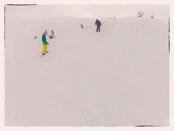 ウィンタースキーリゾート 人々はスノーボードに行く 後処理 — ストック写真
