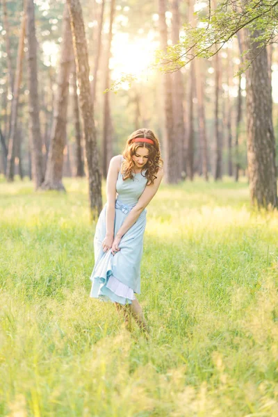 Дівчина Лісі Світло Блакитній Сукні — стокове фото