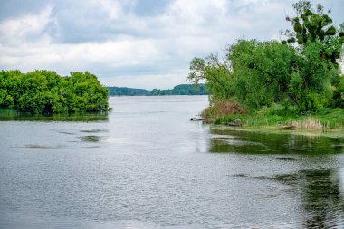 İki nehir arasındaki nehir.