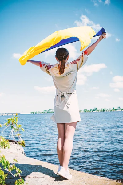 Дівчинка Тримає Руках Помахуючий Прапор України — стокове фото