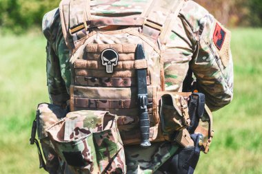 Kurşun geçirmez yelek giyen Ukraynalı asker. Arka plan.