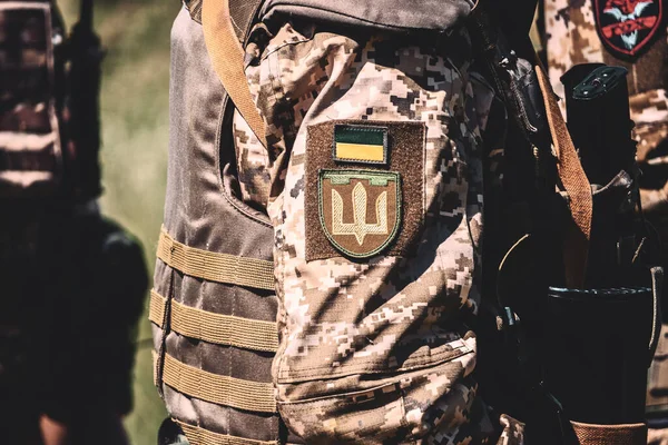 Chevron Mit Dem Dreizack Emblem Auf Dem Ärmel Des Ukrainischen — Stockfoto