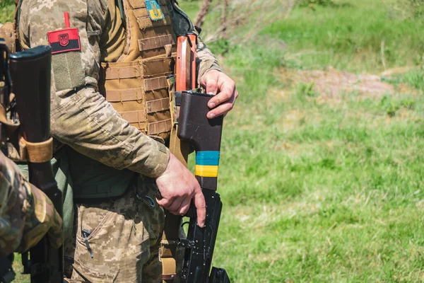 Soldado Ucraniano Com Uma Arma Nas Mãos — Fotografia de Stock