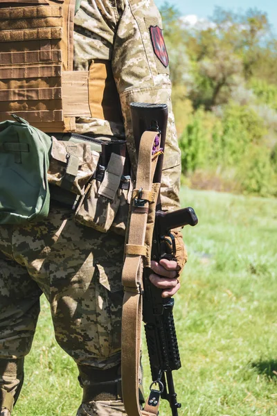 Soldado Ucraniano Con Arma Sus Manos —  Fotos de Stock