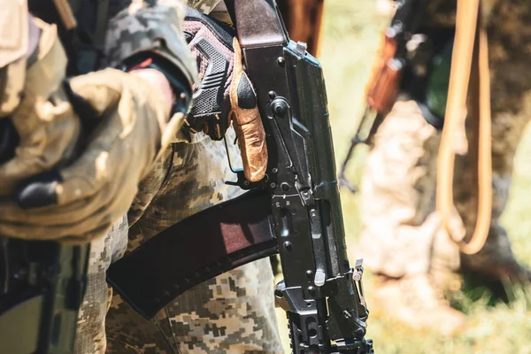 Soldado Ucraniano Con Arma Sus Manos — Foto de Stock