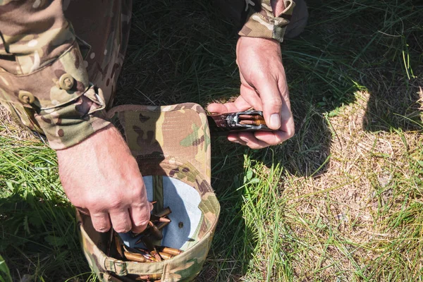Ein Militär Stattet Eine Automatische Hupe Mit Patronen Aus — Stockfoto