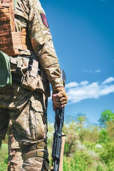 Ουκρανός Στρατιώτης Ένα Όπλο Στα Χέρια Του — Φωτογραφία Αρχείου