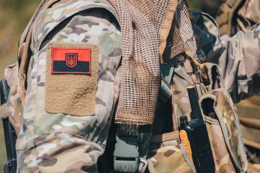 Ukrayna ordusunun kolunda mızrak amblemi olan sembol..