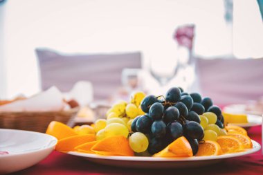 Masadaki tabakta meyveli tatlı.