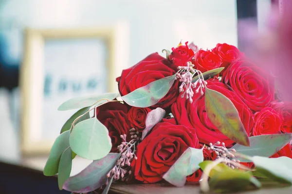 Букет Красных Роз Лежит Подоконнике — стоковое фото
