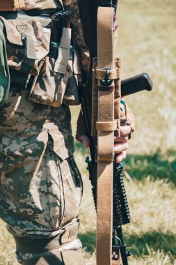 Elinde silah olan Ukraynalı asker..