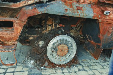 Kyiv 'de Rusların yanmış askeri teçhizatı.