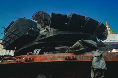 Kyiv 'de Rusların yanmış askeri teçhizatı.