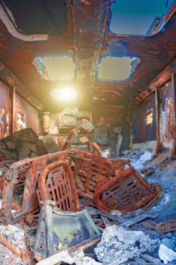 Kyiv 'de Rusların yanmış askeri teçhizatı.