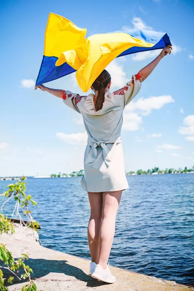 Дівчинка Тримає Руках Помахуючий Прапор України — стокове фото