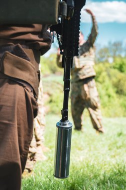 Elinde silah olan Ukraynalı asker..