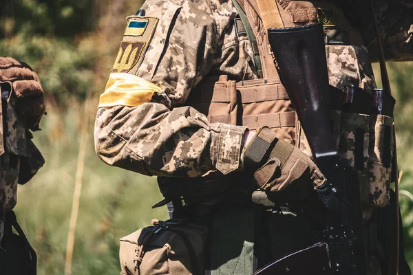 Український Солдат Зброєю Руках — стокове фото
