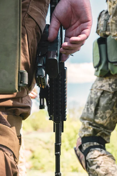 Ukrajinský Voják Zbraní Rukou — Stock fotografie