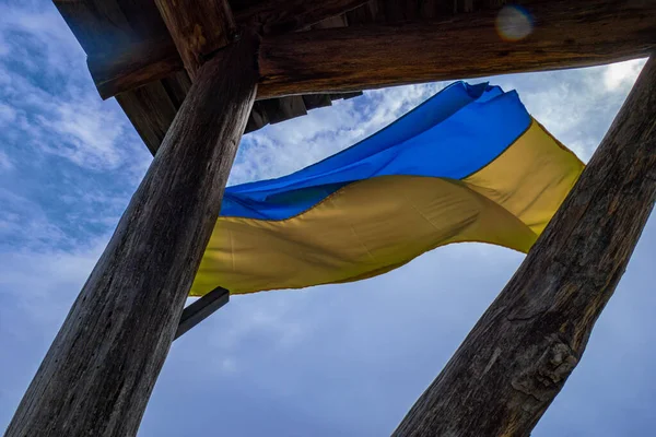 우크라 이나의 국기가 바람에 나부끼다 — 스톡 사진