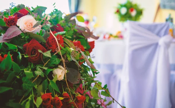 Virágcsokor Díszíti Ünnepi Asztalt — Stock Fotó