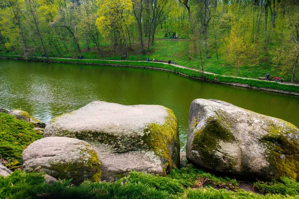 Große Moosbewachsene Steine Der Nähe Des Sees — Stockfoto