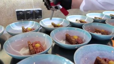 Şef otelde benzer bir sürü yemek hazırlıyor, yakın plan.