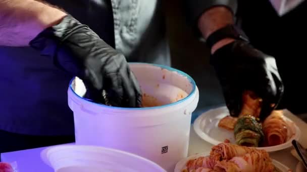 Közeli Kezek Fekete Kesztyűben Kiveszik Koreai Nemzeti Kimchit Műanyag Vödörből — Stock videók