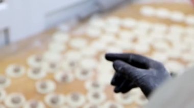 Profesyonel şefin yakın çekim elleri çok hızlı hamur tatlısı yapıyor, üst manzara 4K