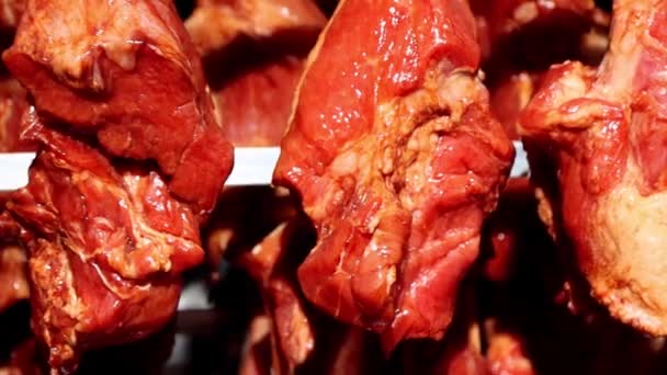 Close Panoramic Shot Smoked Meat Hangs Smokehouse — Stockvideo