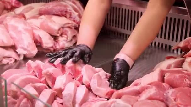 Close Mãos Femininas Estabelece Carne Crua Porco Vitrine Mercearia Imagens — Vídeo de Stock